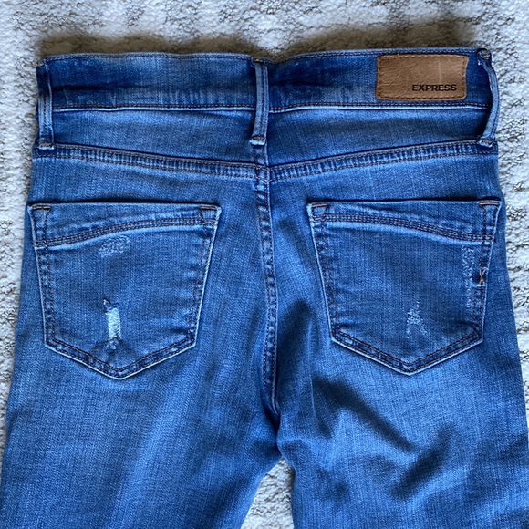 •EXPRESS• NWT Mid-Rise Distressed Cropped Ankle Jeans - Picture 5 of 13
